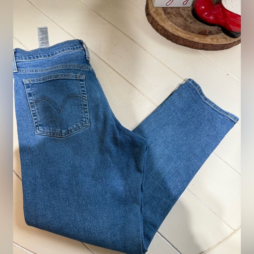 Levi's Straight Leg Women's Jeans in Medium Blue